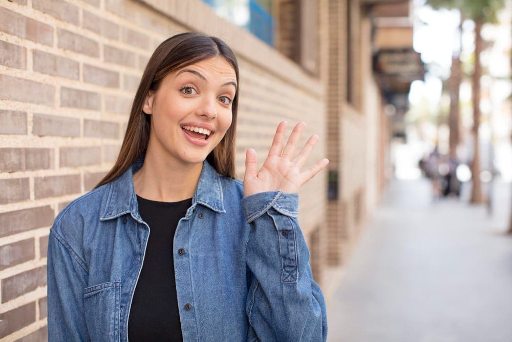 Salutare con la mano Salutare con la mano