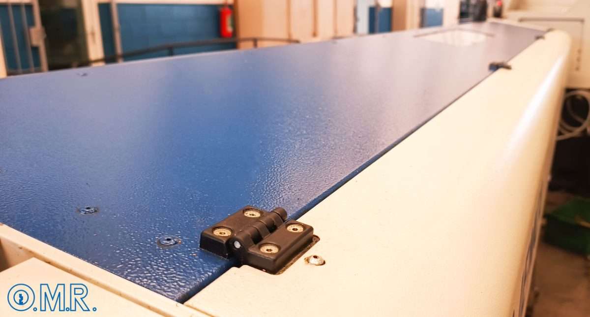 Scharnier-im-Technopolymer-auf-Maschine-Skala
